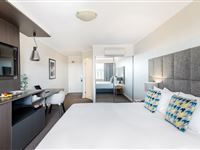 Mantra_on_Northbourne_Canberra_Hotel_Room_Bedroom
