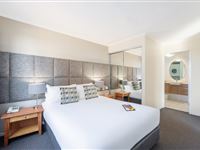 Mantra_on_Northbourne_Canberra_One_Bedroom_Premier_View_Bedroom